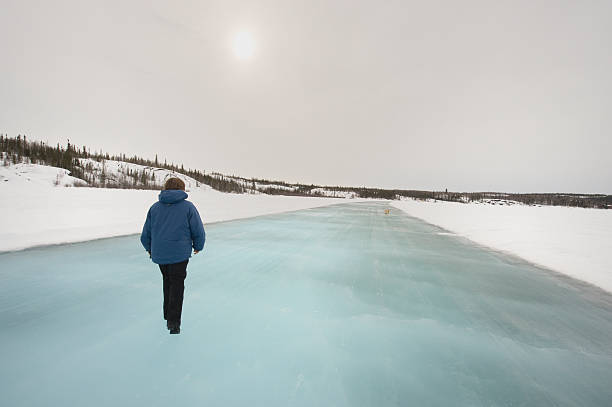 carretera de hielo, yellowknife. - yellowknife fotografías e imágenes de stock