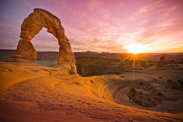 delicadas de arenisca arco de rock moab utah - slickrock trail fotografías e imágenes de stock
