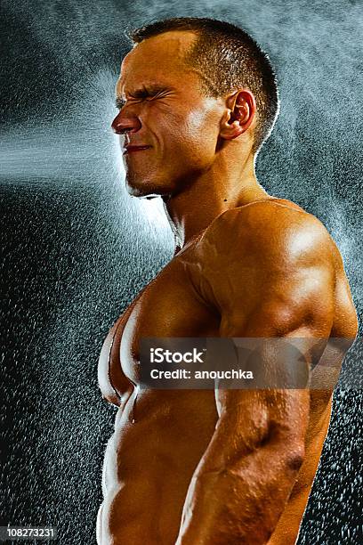 Foto de Body Builder Refrescante e mais fotos de stock de 20 Anos - 20 Anos, 20-24 Anos, Adulto