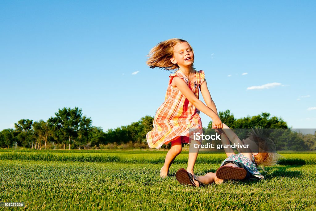 Deux petites filles danser dans un champ - Photo de Activité de loisirs libre de droits