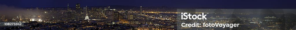 San Francisco w centrum miasta z widokiem na krajobraz miejski noc oświetlony panorma Stan Kalifornia - Zbiór zdjęć royalty-free (Budowla mieszkaniowa)