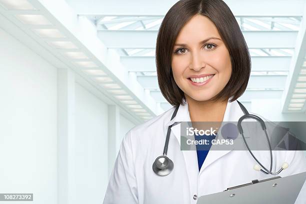 Woman Doctor En El Hospital Foto de stock y más banco de imágenes de Asistencia sanitaria y medicina - Asistencia sanitaria y medicina, Estetoscopio, Examen médico