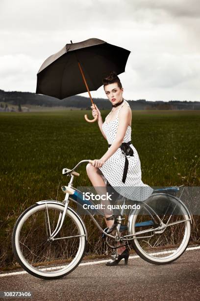 Brunette Moda Model Na Rower Trzymając Parasol Miejsce Na Tekst - zdjęcia stockowe i więcej obrazów Bicykl