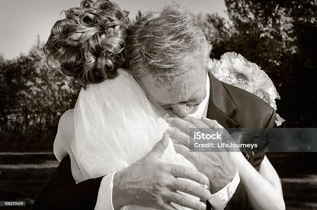 Эмоциональный Отец невесты, давая свою дочь в объятиях бойфренда - Стоковые фото Отец роялти-фри