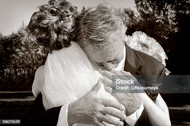 Эмоциональный Отец Невесты Давая Свою Дочь В Объятиях Бойфренда — стоковые фотографии и другие картинки Отец