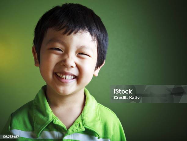 행복함 아시아판 남자아이 미소 아이에 대한 스톡 사진 및 기타 이미지 - 아이, 녹색 배경, 행복