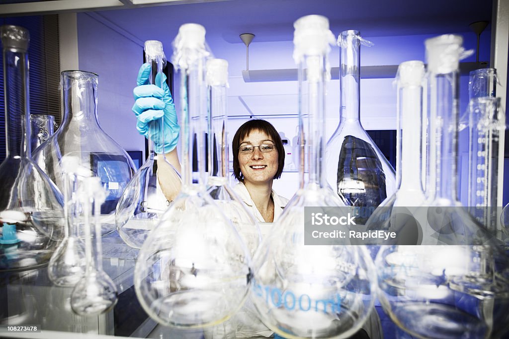 Científico trabajando en laboratorio biomédica - Foto de stock de Cristal - Material libre de derechos