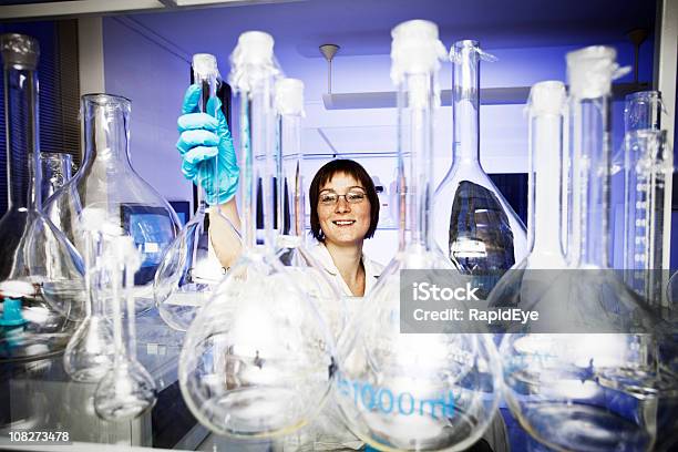 Científico Trabajando En Laboratorio Biomédica Foto de stock y más banco de imágenes de Cristal - Material - Cristal - Material, Grupo grande de objetos, Laboratorio