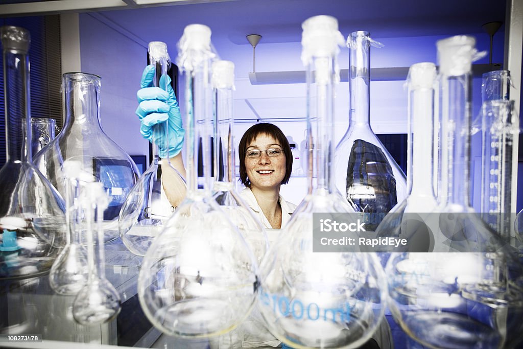 Cientista trabalhando no laboratório biomédica - Royalty-free Copo Foto de stock