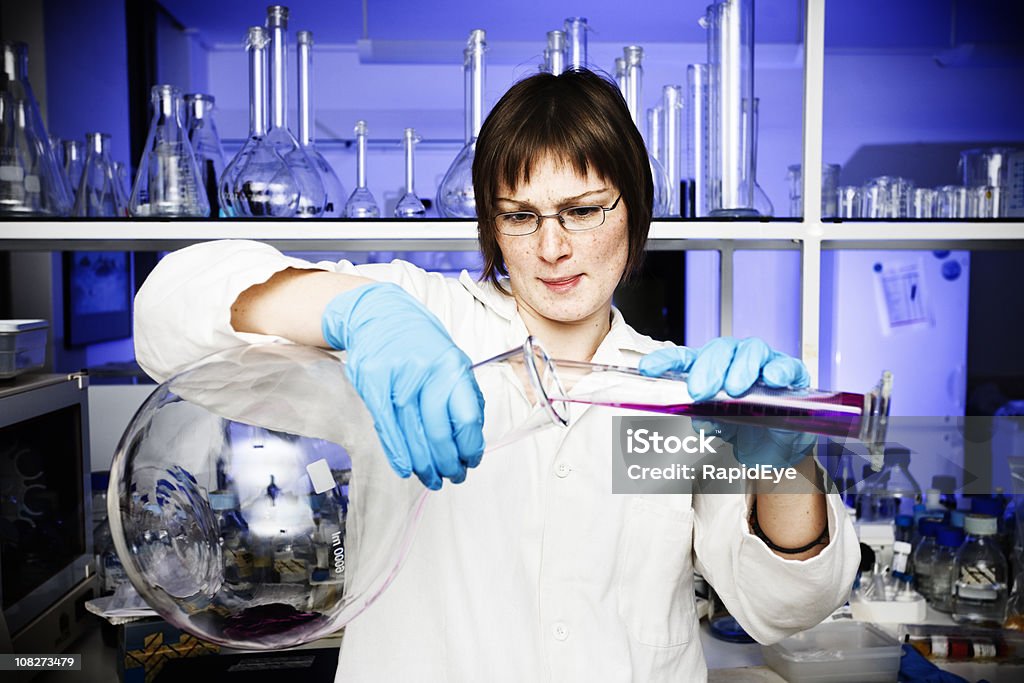 Scienziato che lavora in laboratorio biomedica - Foto stock royalty-free di Adulto