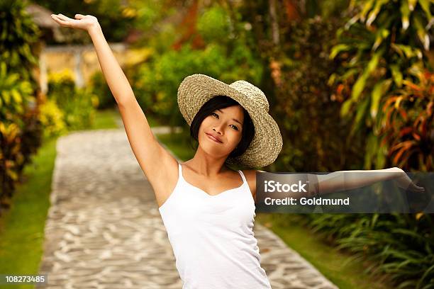 Photo libre de droit de La Vie Est Belle banque d'images et plus d'images libres de droit de Adulte - Adulte, Allée de jardin, Asiatique de l'Est et du Sud-Est