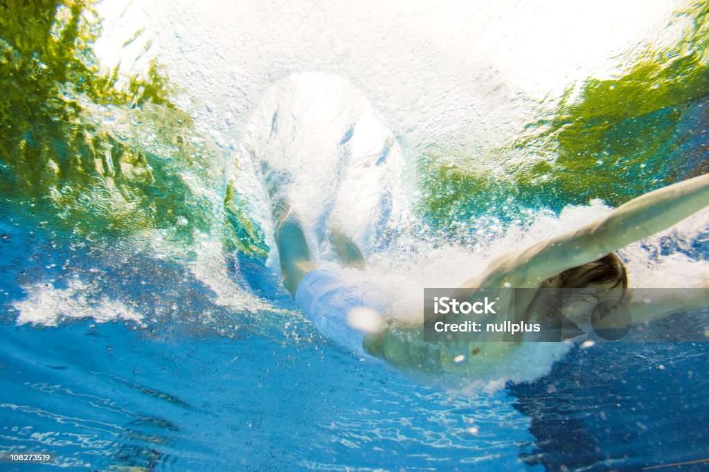 underwater view of a man sumergiéndose en el agua - Foto de stock de 20 a 29 años libre de derechos