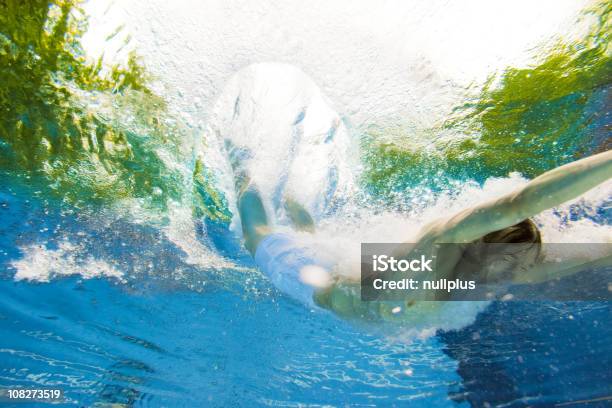 Underwater View Of A Man Sumergiéndose En El Agua Foto de stock y más banco de imágenes de 20 a 29 años - 20 a 29 años, Actividad, Actividades y técnicas de relajación