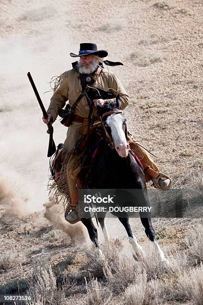 Montagna Uomo - Fotografie stock e altre immagini di Selvaggio west - Selvaggio west, Cowboy, Andare a cavallo