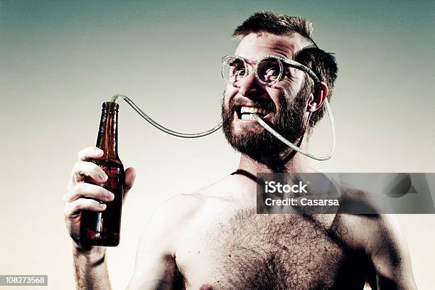 젊은 남자 술마시기 맥주 크레이지 스트로 글라스잔 기이함에 대한 스톡 사진 및 기타 이미지 - 기이함, 괴짜, 남자