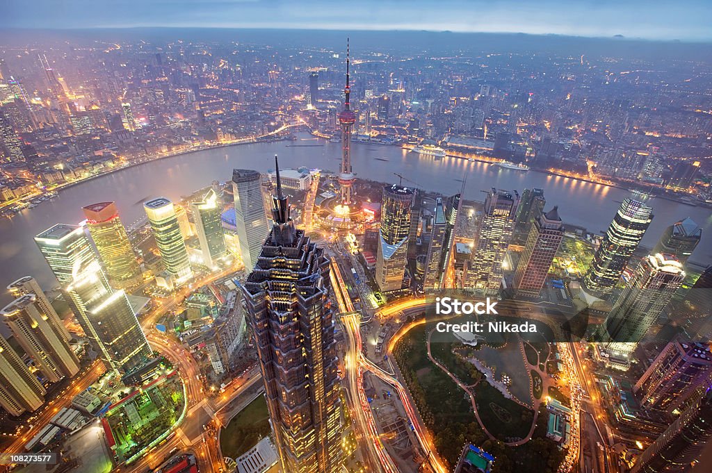 Los rascacielos de Shanghai por la noche - Foto de stock de Aire libre libre de derechos