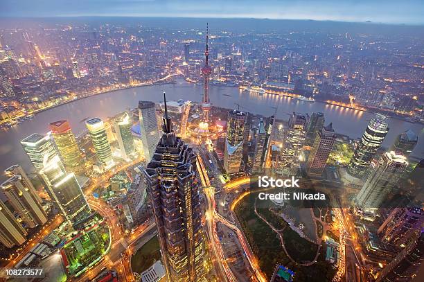 Los Rascacielos De Shanghai Por La Noche Foto de stock y más banco de imágenes de Aire libre - Aire libre, Anochecer, Arquitectura