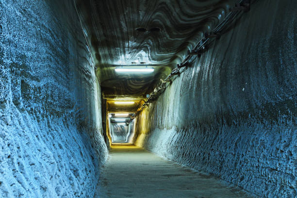 에 조명된 터널 소금 광산 - mine of salt 뉴스 사진 이미지