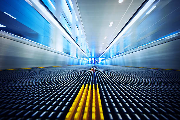 un pasillo mecánico en el aeropuerto - moving walkway fotografías e imágenes de stock