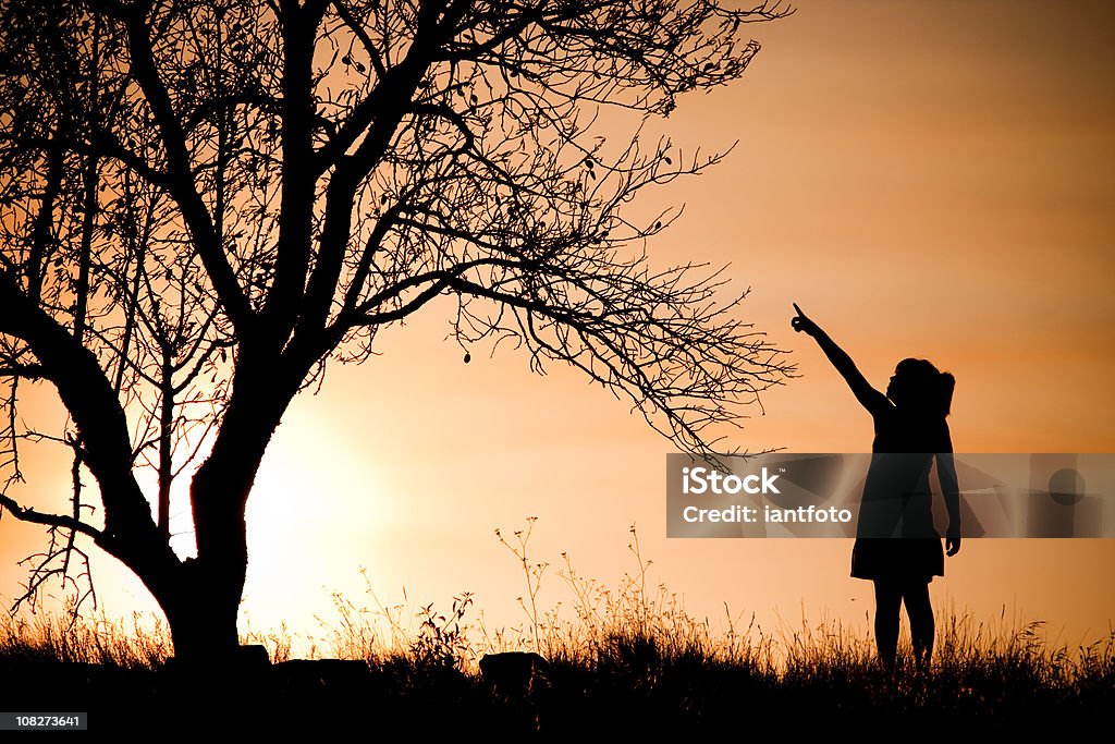 여자아이 및 나무. - 로열티 프리 가을 스톡 사진