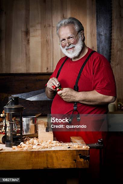 Radosny Santa Claus W Warsztatach Malarstwo Zabawka Miejsce Na Tekst - zdjęcia stockowe i więcej obrazów T-shirt