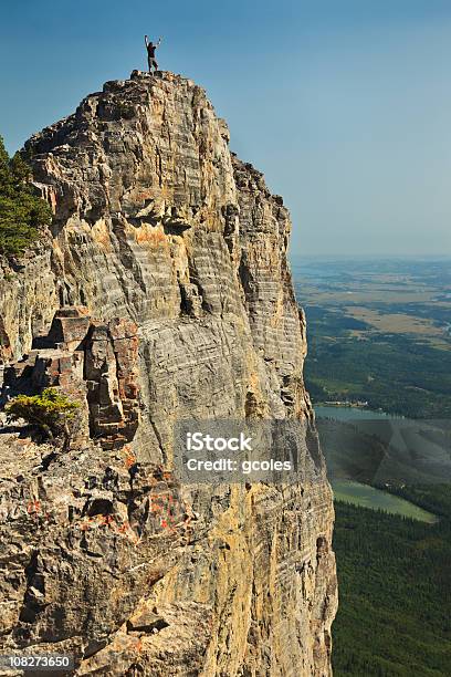 Trionfante Uomo Di Precipice - Fotografie stock e altre immagini di Adulto - Adulto, Alberta, Allegro