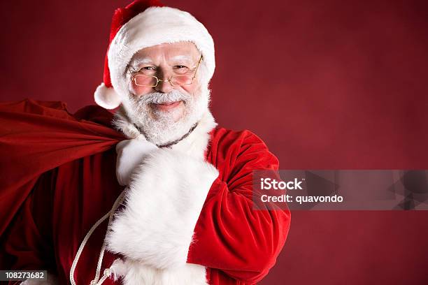 Foto de Alegre Natal Papai Noel Com Saco De Presentes Espaço Para Texto e mais fotos de stock de Papai Noel