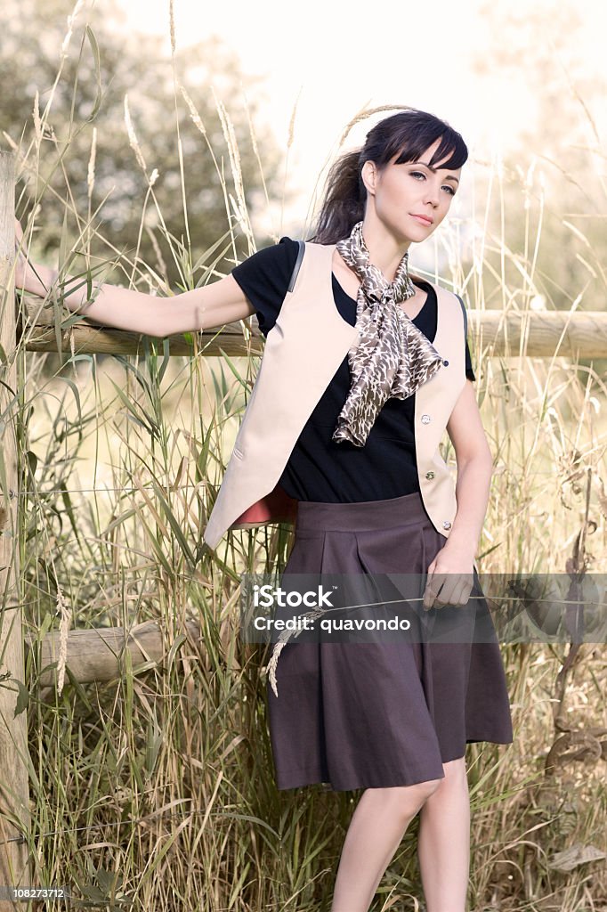 Bela jovem elegante mulher em altos Grassy campo, cópia espaço - Royalty-free 20-29 Anos Foto de stock