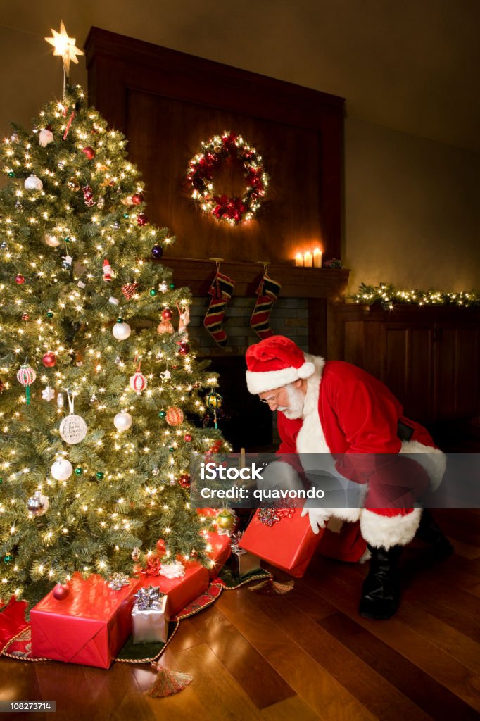 Decorado árbol de Navidad y Santa entrega se presenta, espacio de copia - Foto de stock de Papá Noel libre de derechos