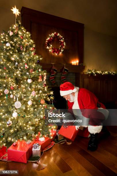 Decorado Árbol De Navidad Y Santa Entrega Se Presenta Espacio De Copia Foto de stock y más banco de imágenes de Papá Noel