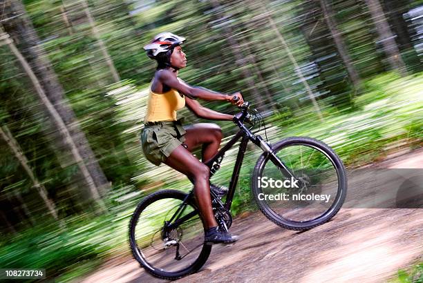 Riding На Велосипеде — стоковые фотографии и другие картинки Кататься на велосипеде - Кататься на велосипеде, Афроамериканская этническая группа, Женщины