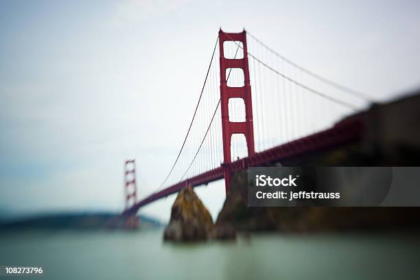 Golden Gate Bridge Z Blur - zdjęcia stockowe i więcej obrazów Architektura - Architektura, Bez ludzi, Bezchmurne niebo