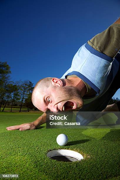 Man Yelling En Forma De Pelota De Golf Interrumpió A La Derecha Antes De Orificio Pasante Foto de stock y más banco de imágenes de 20-24 años