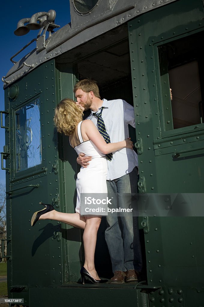 Hombre Besando a la mujer en el extranjero tren de - Foto de stock de Besar libre de derechos