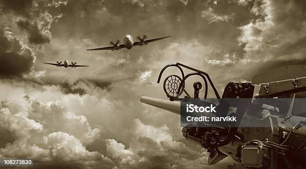 Ataque Aéreo E Antiarma De Aeronaves - Fotografias de stock e mais imagens de Segunda Guerra Mundial - Segunda Guerra Mundial, Avião, Avião Bombardeiro