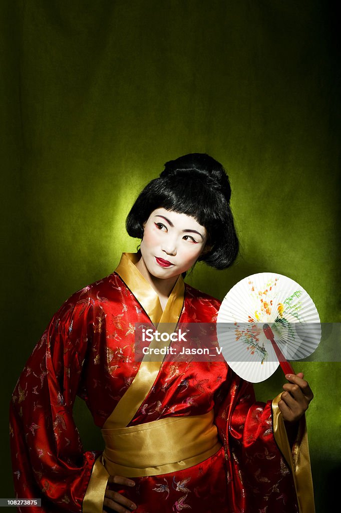 Geisha con un fan - Foto stock royalty-free di Geisha