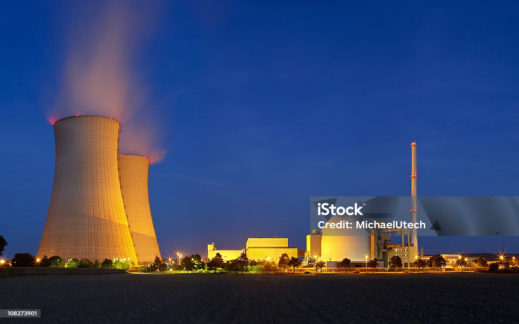 Elektrownia jądrowa z Night Blue Sky - Zbiór zdjęć royalty-free (Elektrownia jądrowa)
