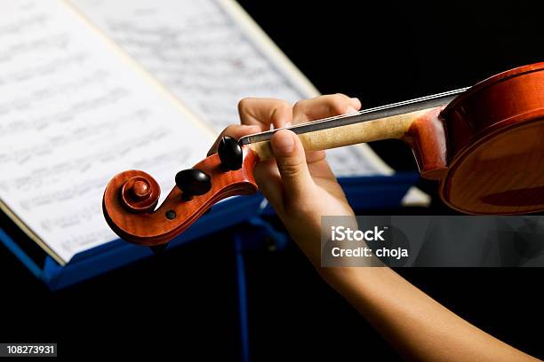 Foto de Retrato De Jovem Violinistas Com O Velho Violino E Valiosos e mais fotos de stock de Pauta de Música