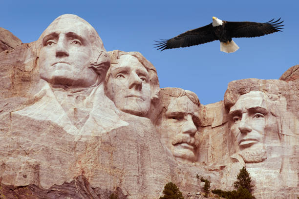 pigargo-americano a voar acima do monte de rushmore presidentes monumento americano - bald eagle imagens e fotografias de stock