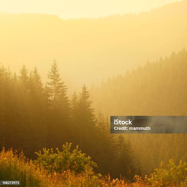 Zachód Słońca W Górach - zdjęcia stockowe i więcej obrazów Bez ludzi - Bez ludzi, Fotografika, Góra