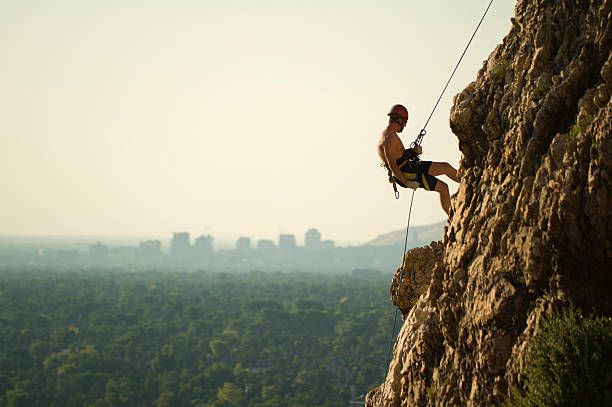 roccia rapelling - cliffside foto e immagini stock