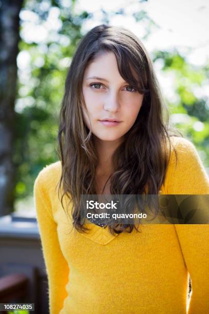 Retrato De Hermosa Adolescente Oscuras En Día Soleado Espacio De Copia Foto de stock y más banco de imágenes de Adolescencia