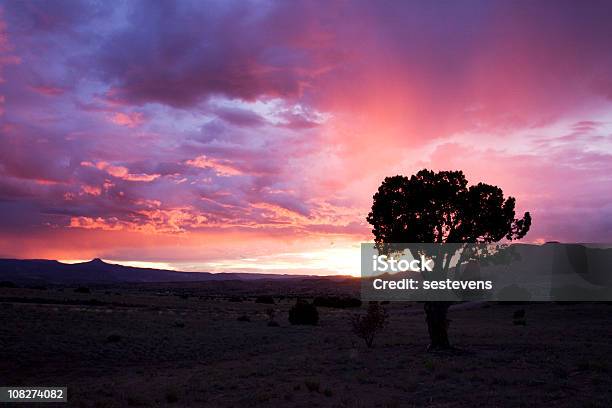 Zachód Słońca Nad Abiquiu Nowy Meksyk - zdjęcia stockowe i więcej obrazów Stan Nowy Meksyk - Stan Nowy Meksyk, Zachód słońca, Abiquiú - Nowy Meksyk