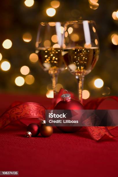 Foto de Vinho E Luzes De Natal e mais fotos de stock de Natal - Natal, Vinho, Vinho Branco