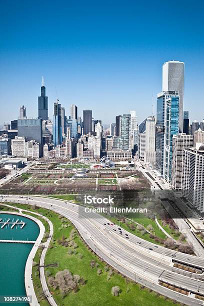 Cloudless Vista De Los Edificios De La Ciudad De Chicago Y A Lake Shore Drive Foto de stock y más banco de imágenes de Chicago - Illinois
