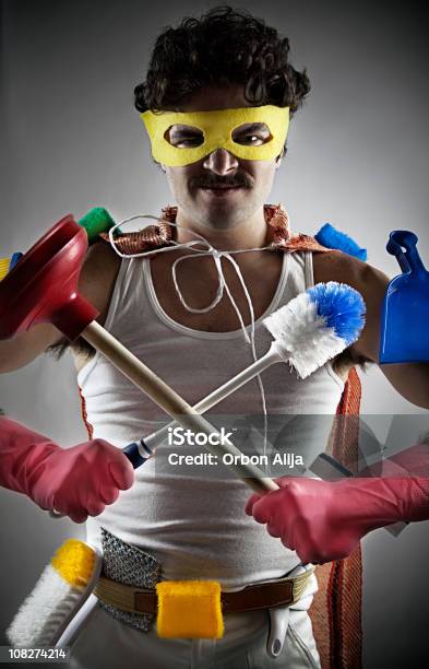 Foto de Homem Segurando Limpa Usando Máscara De Superherói Suprimentos e mais fotos de stock de Limpar - Atividade Móvel