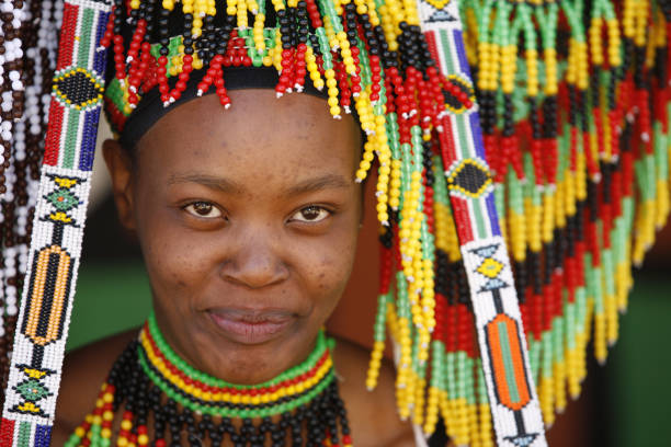 ズールー族の女性と彼女のお土産 - south africa zulu bead african descent ストックフォトと画像