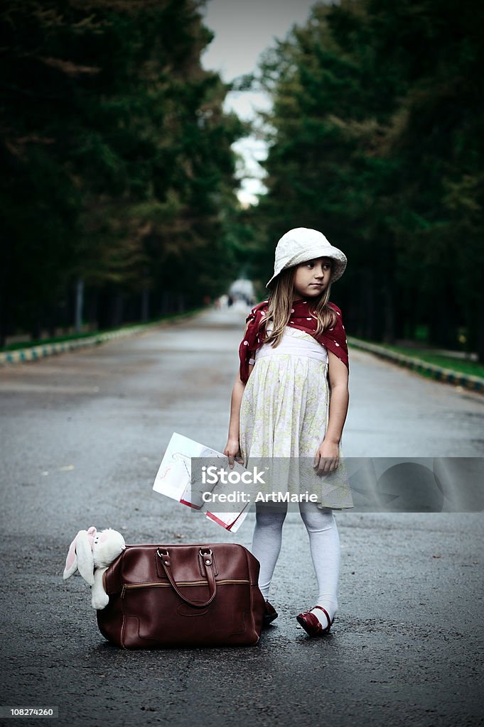 Little traveler no parque da cidade - Foto de stock de Beco royalty-free