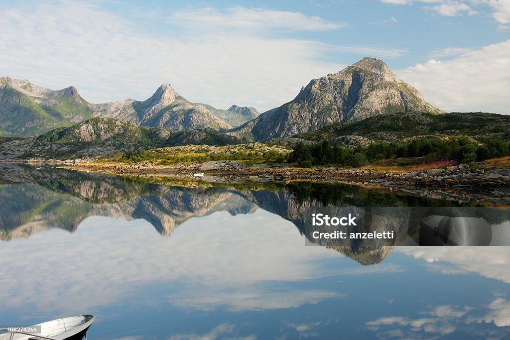 Lago reflection - Foto de stock de Svolvaer libre de derechos