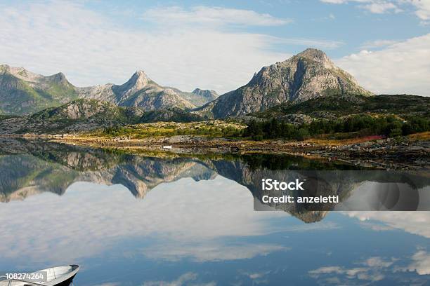 Lago Reflection Foto de stock y más banco de imágenes de Svolvaer - Svolvaer, Aire libre, Belleza de la naturaleza